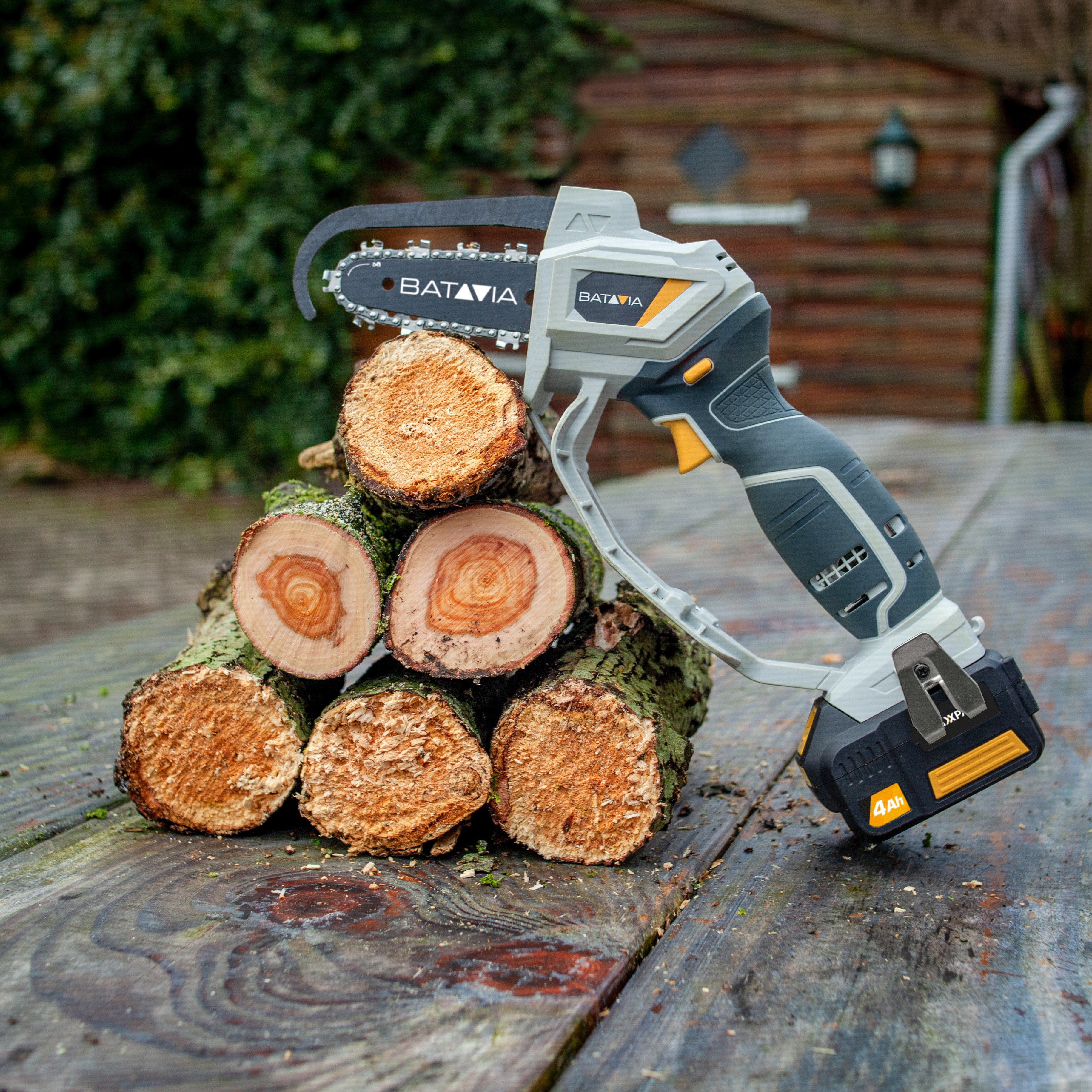 Nexxsaw Cordless One-Hand Chainsaw